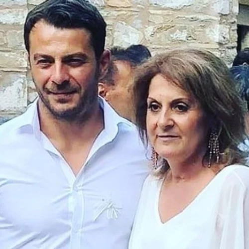 Στη Σκιάθο ο Γιώργος Αγγελόπουλος | Η παράκλησή του για την κηδεία της μητέρας του