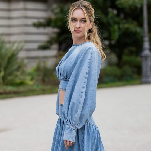 Με ποια παπούτσια ταιριάζουν καλύτερα τα denim φορέματα