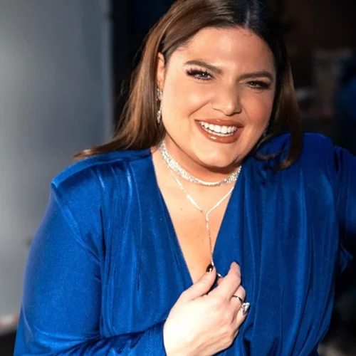 Η Δανάη Μπάρκα με το πουκάμισο που μας κάνει να ανυπομονούμε για την άνοιξη