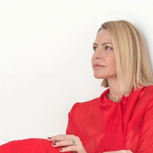 Η Τζένη Μπαλατσινού πιο γαλήνια από ποτέ | Η βόλτα δίπλα στη θάλασσα με casual outfit