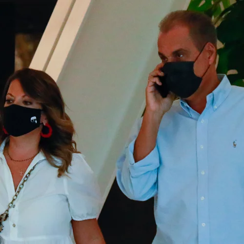 Νίκος Στραβελάκης | Σπάνια έξοδος του παρουσιαστή με τη σύζυγο και τον γιο του