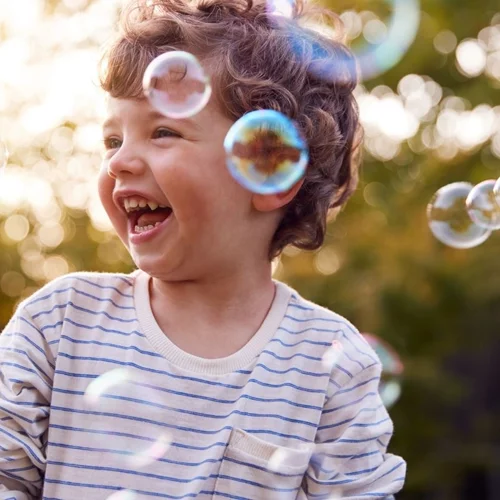 20 φράσεις που βοηθούν το παιδί να νιώσει πως το αγαπάμε