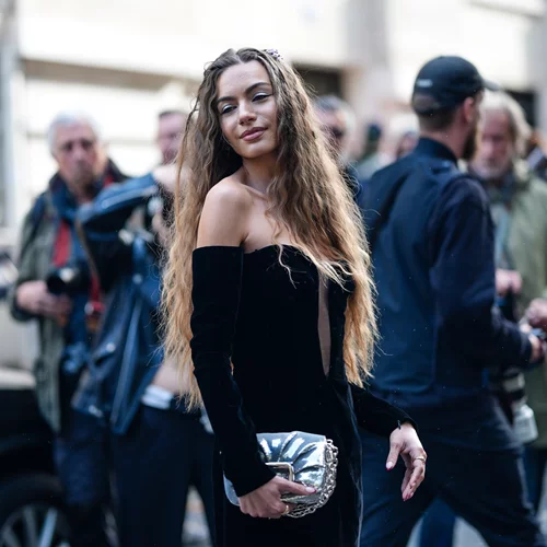 Η βελούδινη ολόσωμη φόρμα από τη Stradivarius που θα φορέσεις τα Χριστούγεννα - Είναι σε έκπτωση