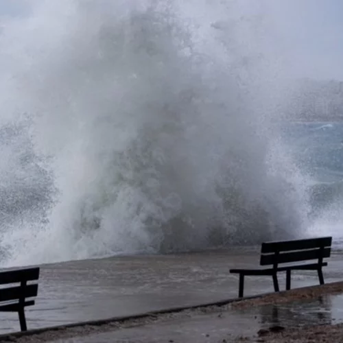 Καιρός | Τσουχτερό κρύο και θυελλώδεις άνεμοι σήμερα - Ανεβαίνει από αύριο η θερμοκρασία