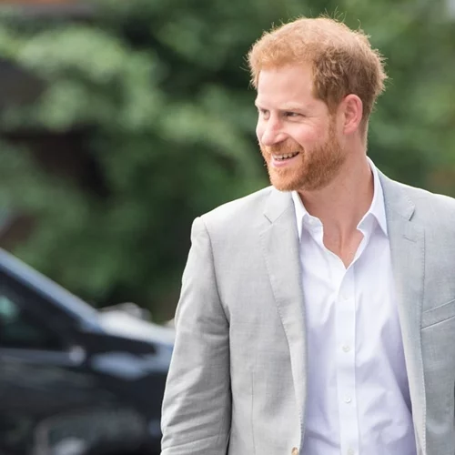 Ο πρίγκιπας Harry σε ρόλο Spider-Man στέλνει χριστουγεννιάτικες ευχές