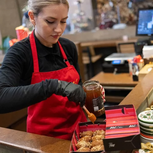 Ενόψει Χριστουγέννων αυξημένη 25% η κίνηση στα ζαχαροπλαστεία και τα χριστουγεννιάτικα είδη, μειωμένη ως και 30% στον ρουχισμό και την υπόδηση