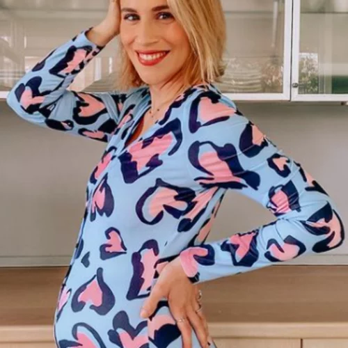 Νάντια Μπουλέ | Ποζάρει με μίνι outfit και φουσκωμένη κοιλίτσα στην κουζίνα της