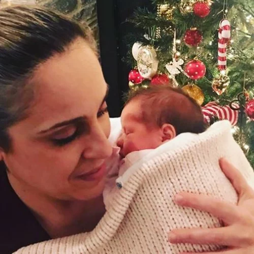 Τζένη Μπότση | Γενέθλια για την κόρη της, Αλίκη, αλλά και την (ολόιδια) αδερφή της