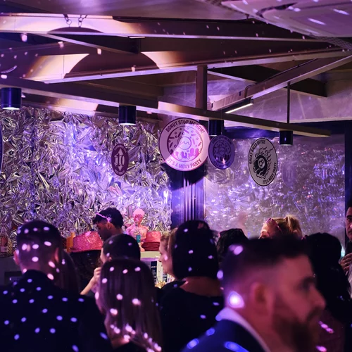 Cheers to 10 Years of Moxy Magic: Το Moxy Brand γιορτάζει μια δεκαετία Ανέμελης Φιλοξενίας