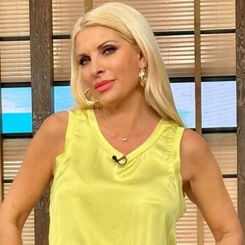 Η Ελένη Μενεγάκη αποχαιρέτησε τους συνεργάτες της