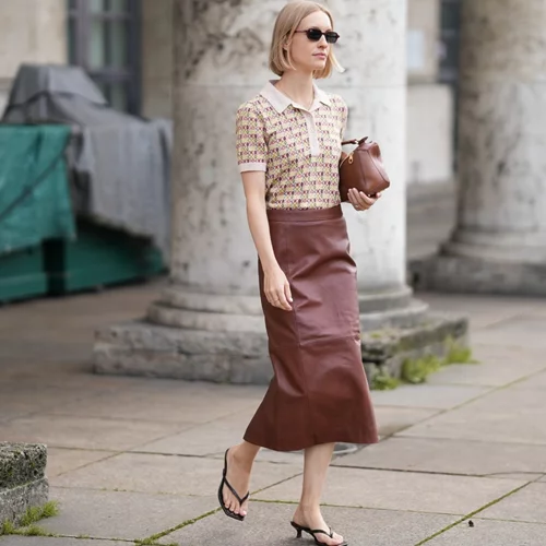 Η δερμάτινη μίντι φούστα που δεν θα αποχωρίζεσαι φέτος