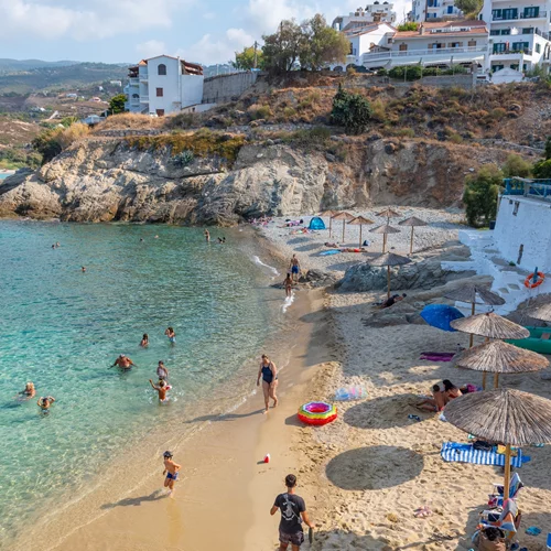 Πιο διασκεδαστική από τη Μύκονο πιο γραφική από τη Σαντορίνη | Το ελληνικό νησί στο οποίο θα κάνεις τις πιο οικονομικές διακοπές της ζωής σου