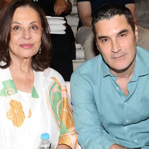 Ο Χριστόφορος Παπακαλιάτης φωτογραφίζει τη Χάρις Αλεξίου και τους ηθοποιούς του Maestro στο αγαπημένο τους νησί