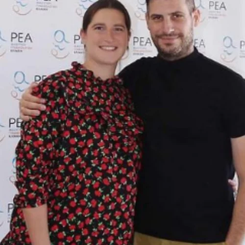 Βίβιαν Δράκου | Με floral μίνι φόρεμα στην έξοδο από το μαιευτήριο