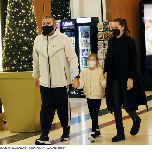 Αντώνης Ρέμος - Υβόννη Μπόσνιακ | Βόλτα με την εξάχρονη κόρη τους, Ελένη