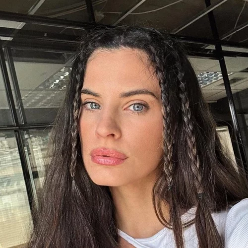 Το makeup hack της Χριστίνας Μπόμπα για πιο ξεκούραστο, φωτεινό βλέμμα