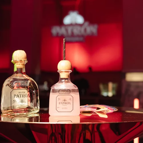 H Patrón γιόρτασε την Παγκόσμια Ημέρα Paloma σερβίροντας cocktail στο viral party του χώρου τέχνης "Τhe Intermission"