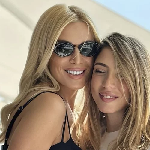 Μαριλού Κόζαρη | Σε βραδινή έξοδο πριν από 13 χρόνια με την κολλητή της, Κατερίνα Καινούργιου και γνωστό επιχειρηματία