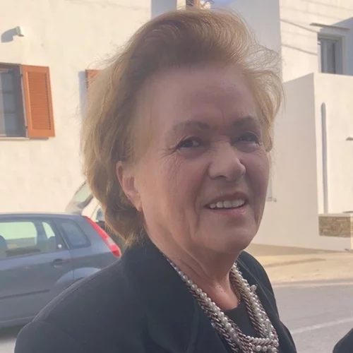 Βασιλική Χαστατζέρη- Σουλιώτη | Βραβεύτηκε η μαία που έφερε στον κόσμο πάνω από 60 παιδιά στη Σίφνο, ένα από αυτά στον αέρα