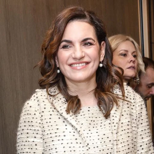 Όλγα Κεφαλογιάννη: Με την αδερφή της στο Σύνταγμα - Φόρεσε το pattern της σεζόν