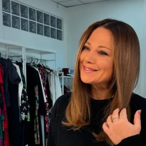 Νάνσυ Ζαμπέτογλου | Με μοδάτα bermuda shorts και ριγέ πουκάμισο