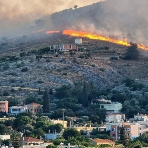 Συνεχίζεται η μάχη με τις φλόγες στη Χίο