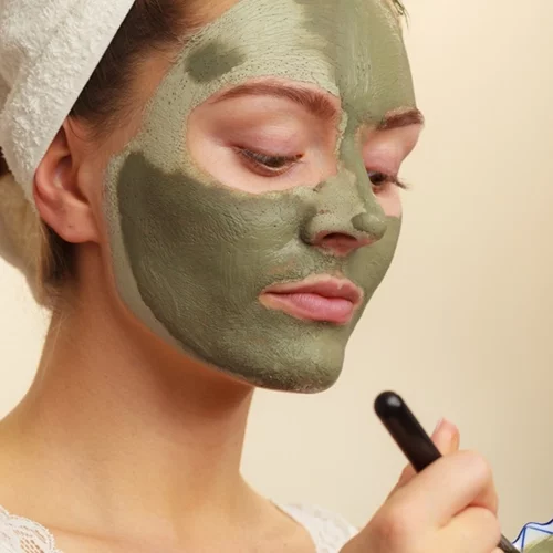 5 μάσκες με πράσινη άργιλο που κάνουν παρελθόν τη λιπαρότητα στο πρόσωπο