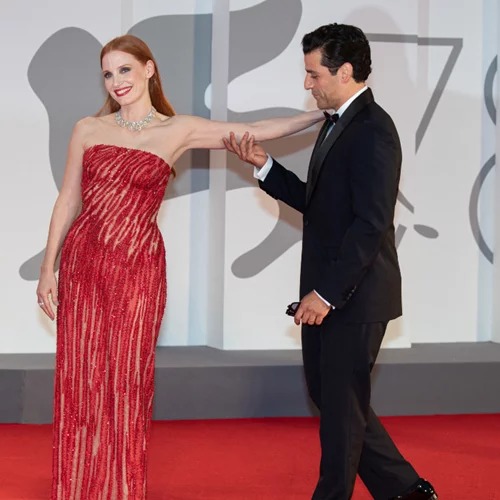 Jessica Chastain | H απάντησή της για το viral φιλί με τον (παντρεμένο) Oscar Isaac στη Βενετία