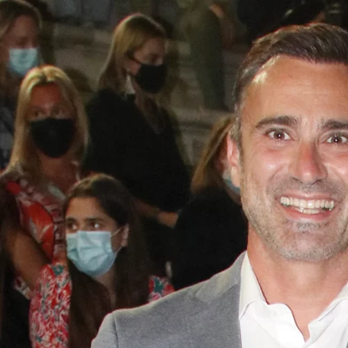 Σαν δυο σταγόνες νερό | Η σπάνια εμφάνιση του Γιώργου Καπουτζίδη με την αδερφή του, Κική