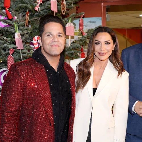 Δέσποινα Βανδή | Στη φωταγώγηση του χριστουγεννιάτικου δέντρου στο Περιστέρι – Φωτογραφίες στο πλευρό του Ανδρέα Παχατουρίδη και του Γιώργου Τσαλίκη