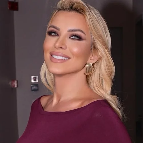 Έγκυος τις γιορτές; Η Κατερίνα Καινούργιου με το φόρεμα από την Pink Woman που μπορείς να φορέσεις