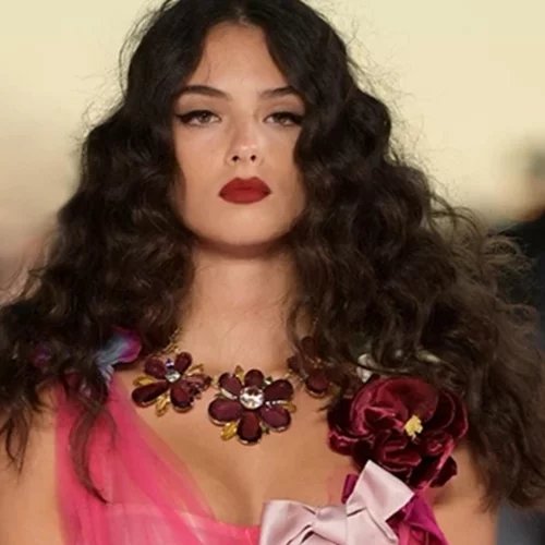 H κουκλίστικη ομορφιά της Deva Cassel: Η 17χρονη κόρη της Μonica Belucci μάγεψε στην πασαρέλα