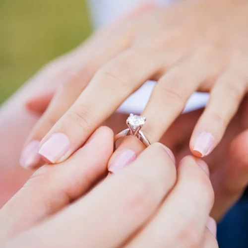 Πώς θα επιλέξετε το ιδανικό δαχτυλίδι αρραβώνων