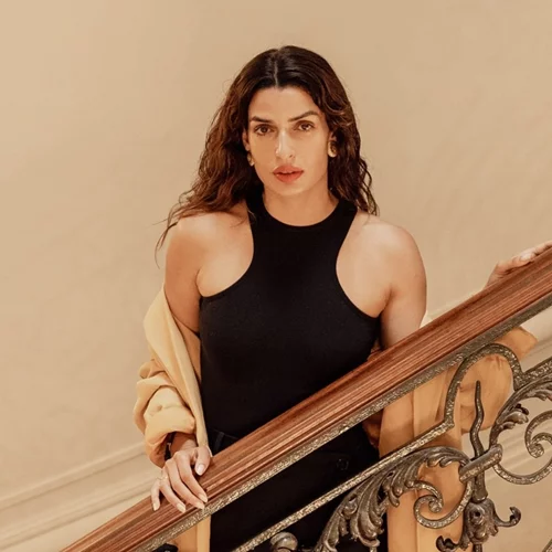 Η Τόνια Σωτηροπούλου μπήκε στην κουζίνα και ετοιμάζει γεμιστά, φορώντας το μαγιό της