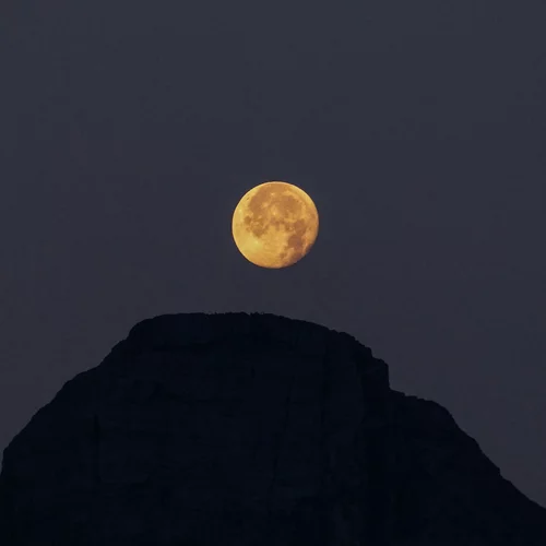 Πού θα απολαύσεις την Πανσέληνο του Σεπτεμβρίου και το "ματωμένο φεγγάρι" στην Αθήνα