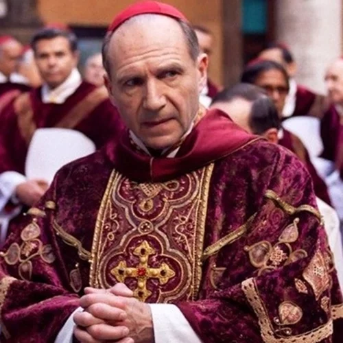 Ταινίες Πρώτης Προβολής | Από την Παρθενόπη του Sorrentino στο Κονκλάβιο με τον Fiennes