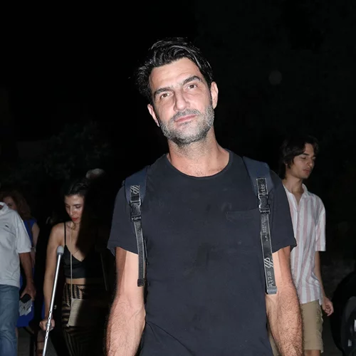 Ο Νίκος Κουρής στην Επίδαυρο | Η σέξι εμφάνιση και το ενδιαφέρον outfit του ηθοποιού