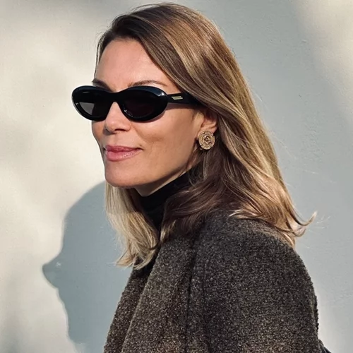 Λευκό κοστούμι και sneakers | Το casual look της Βίκυς Καγιά είναι η έμπνευση που χρειάζεσαι