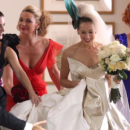 Από την Carrie Bradshaw στη Miley Cyrus | Tα 6 πιο iconic νυφικά της Vivienne Westwood