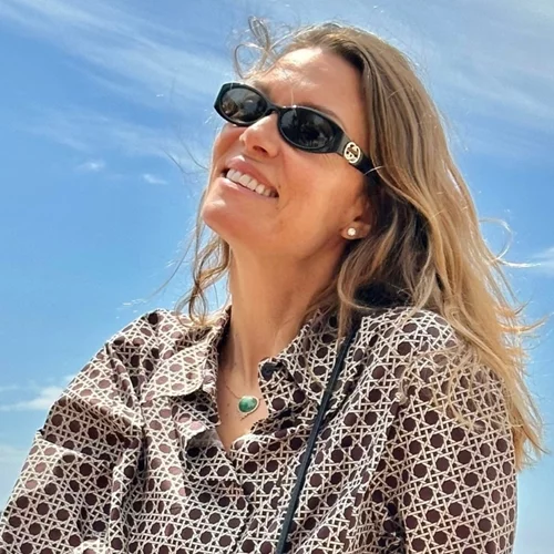 Βίκυ Καγιά | Η άκρως καλοκαιρινή εμφάνιση με mini λευκό φόρεμα και flat σανδάλια