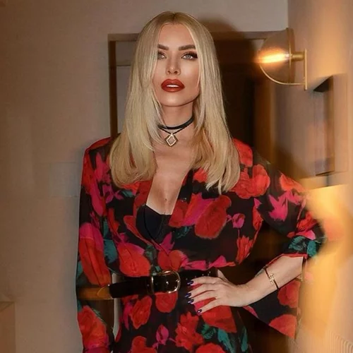 Το styling combo της Κατερίνας Καινούργιου με μία midi φούστα είναι ιδανικό για ένα βραδινό look