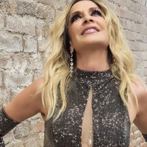 Άννα Βίσση | Βόλτα στη γειτονιά της στην Εκάλη (με άψογο στιλ)