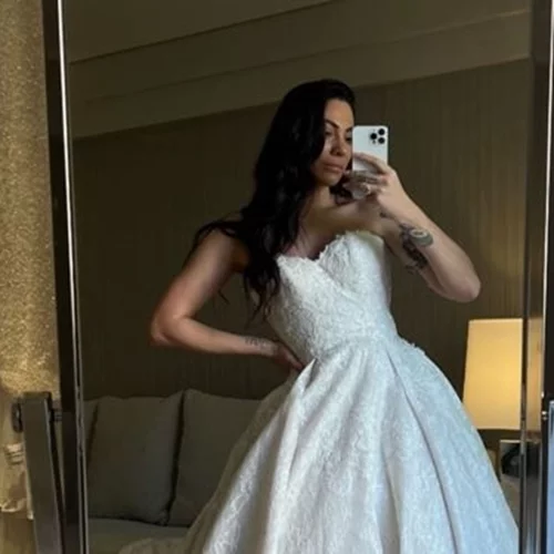 Η Ευρυδίκη Βαλαβάνη ποζάρει με το πιο ονειρεμένο νυφικό που είδαμε τελευταία