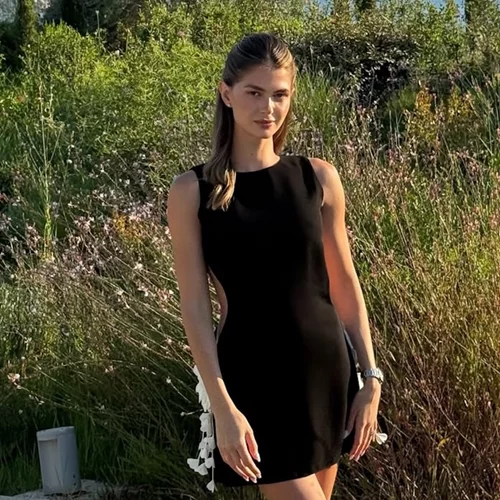 Αμαλία Κωστοπούλου | Παρακολουθεί αγώνα αμερικανικού ποδοσφαίρου στην αγκαλιά του μέλλοντα συζύγου της