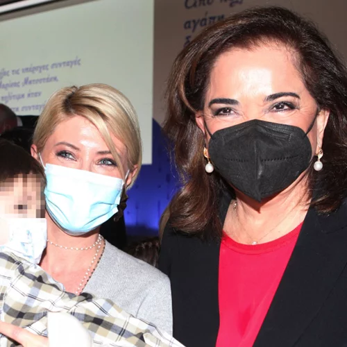 Η Ντόρα Μπακογιάννη με τα εγγόνια της και τη νύφη της, Σία Κοσιώνη, στην παρουσίαση βιβλίου της Μαρίκας Μητσοτάκη