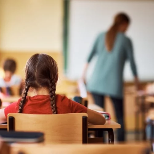 "Αγόρια στο ντους" | Δασκάλα έδειξε σε μαθητές δημοτικού βραβευμένη ταινία και προκάλεσε τις αντιδράσεις των γονιών – Το εξώδικο και η απάντησή του Υπουργείου