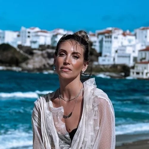 Η Αθηνά Οικονομάκου φόρεσε ένα τζιν σορτσάκι με τον πιο sexy summer τρόπο