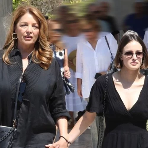 Άντζελα Γκερέκου – Μαρία Βοσκοπούλου | Χέρι χέρι στο μνημόσυνο του Τόλη Βοσκόπουλου