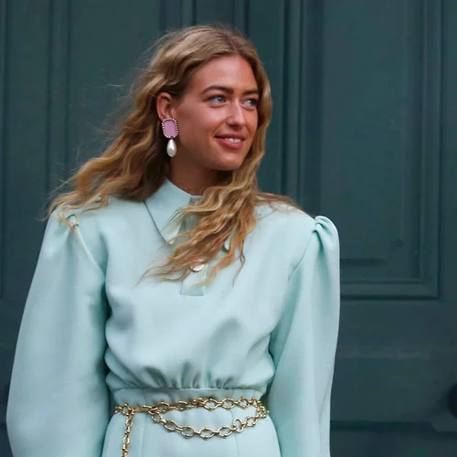 Οι κομψές midi φούστες που θα φέρουν αέρα ανανέωσης στο ανοιξιάτικο ντύσιμο