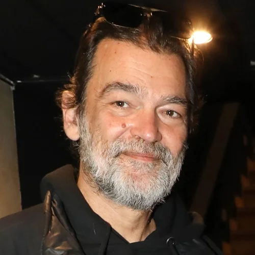 Ο Κωνσταντίνος Καζάκος με τον γιο του στο θέατρο | Παρακολούθησαν την αδερφή του, Ηλέκτρα Καζάκου